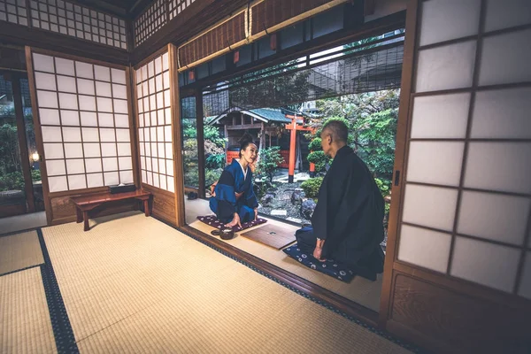 Üst düzey Çift yaşam tarzı anlarda bir geleneksel Japon ev — Stok fotoğraf