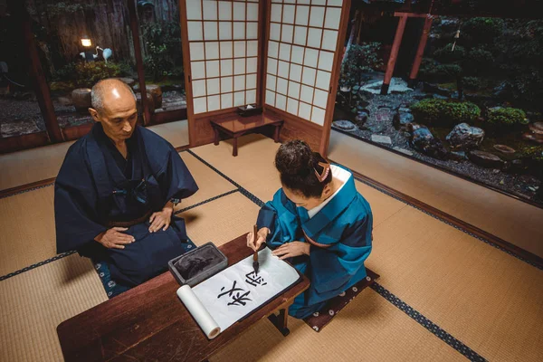 Para starszych styl życia chwile w tradycyjny japoński dom — Zdjęcie stockowe