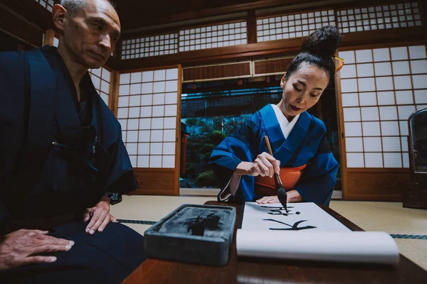 Senior paar levensstijl momenten in een traditioneel Japans huis — Stockfoto