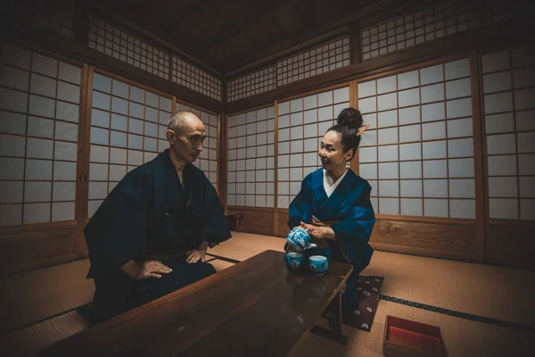 Senioren-Paar Lifestyle-Momente in einem traditionellen japanischen Haus — Stockfoto