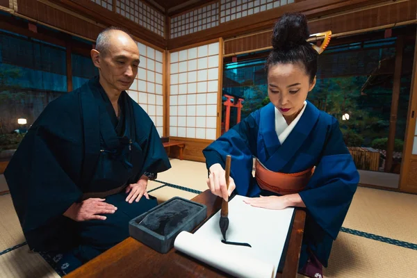 Üst düzey Çift yaşam tarzı anlarda bir geleneksel Japon ev