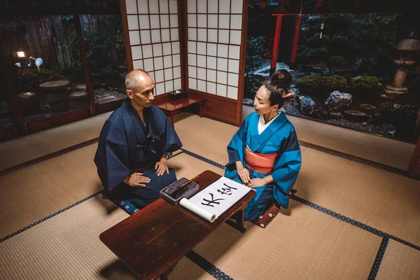 Äldre par livsstil stunder i ett traditionellt japanskt hus — Stockfoto