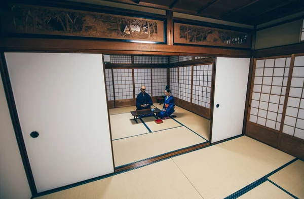 Üst düzey Çift yaşam tarzı anlarda bir geleneksel Japon ev — Stok fotoğraf