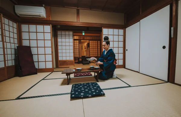 Japonês mulher estilo de vida momentos casa — Fotografia de Stock