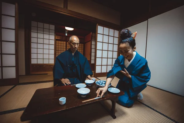 Üst düzey Japon çift anlar geleneksel bir evde — Stok fotoğraf