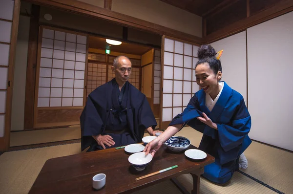 Ledande japanska par ögonblicken i ett traditionellt hus — Stockfoto