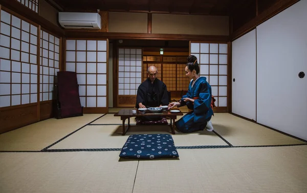 Старшие японские пара моменты в традиционном доме — стоковое фото