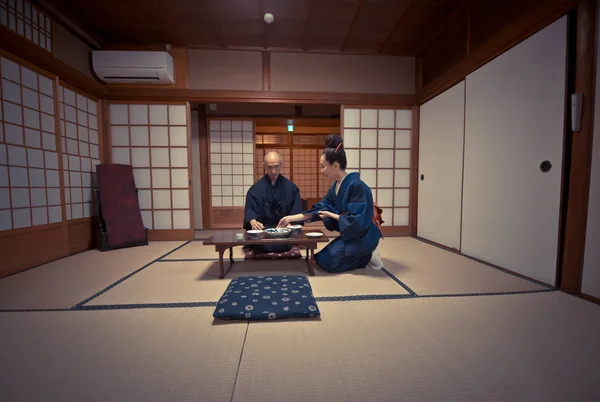 Sénior casal japonês momentos em uma casa tradicional — Fotografia de Stock