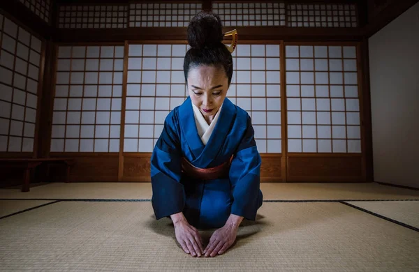 Hermosa mujer japonesa en una casa japonesa tradicional — Foto de Stock