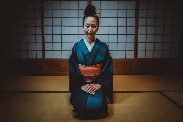 Hermosa mujer japonesa en una casa japonesa tradicional — Foto de Stock