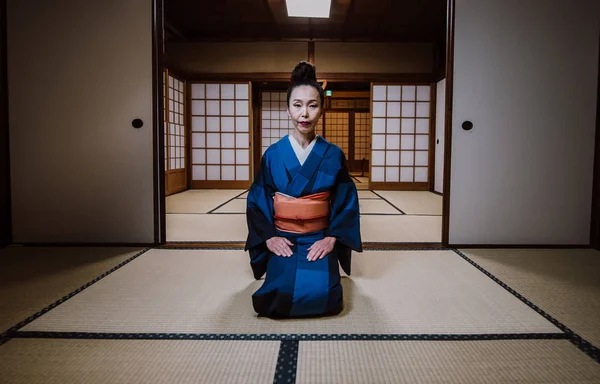 Bella donna giapponese in una casa giapponese tradizionale — Foto Stock