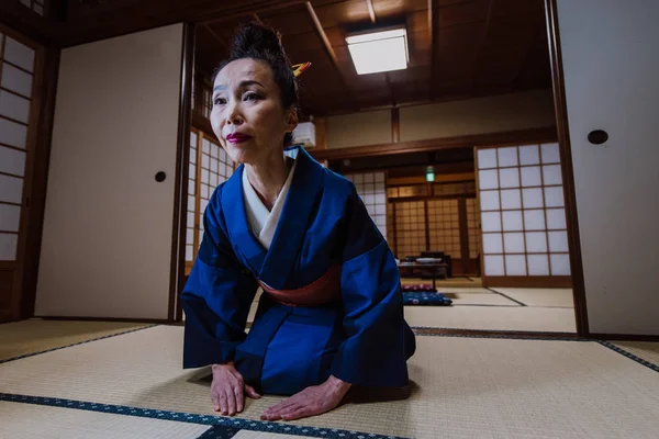 Bela mulher japonesa em uma casa japonesa tradicional — Fotografia de Stock