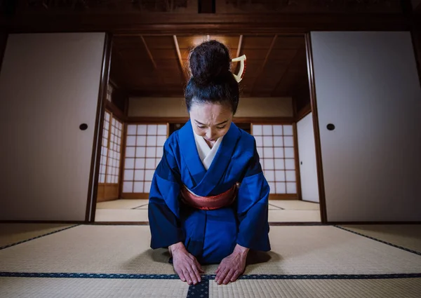 Vacker japansk kvinna i ett traditionellt japanskt hus — Stockfoto