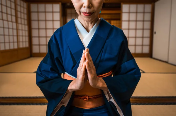 Hermosa mujer japonesa en una casa japonesa tradicional — Foto de Stock