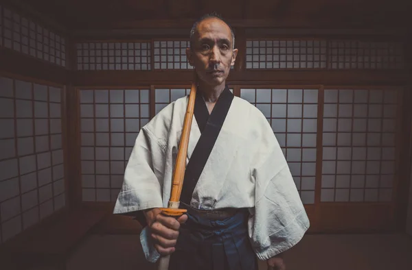 Mestre sênior de arte marcial em seu dojo — Fotografia de Stock