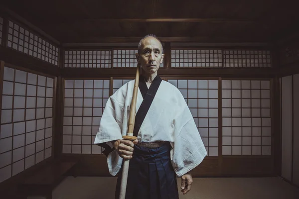 Senior kampsport befälhavaren i hans dojo — Stockfoto