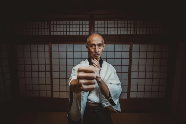 Senior maestro di arte marziale nel suo dojo — Foto Stock