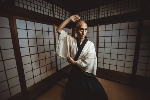 Onun dojo yöneticisinde kıdemli dövüş ve savunma sanatı — Stok fotoğraf