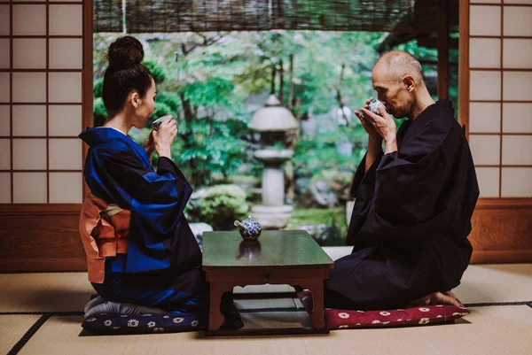 Casal sênior momentos de estilo de vida em uma casa japonesa tradicional — Fotografia de Stock