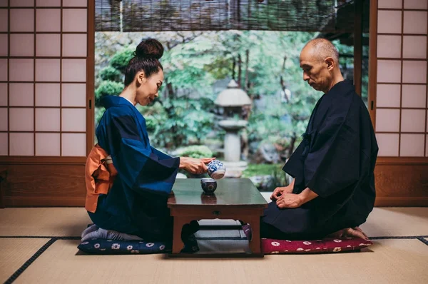 Casal sênior momentos de estilo de vida em uma casa japonesa tradicional — Fotografia de Stock