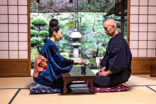 Idősebb pár életmód pillanatok a hagyományos japán ház — Stock Fotó