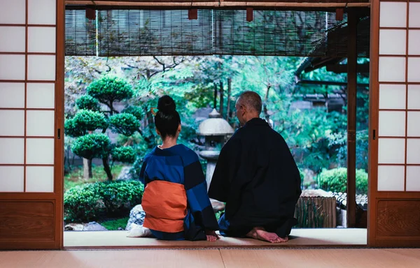 Äldre par livsstil stunder i ett traditionellt japanskt hus — Stockfoto