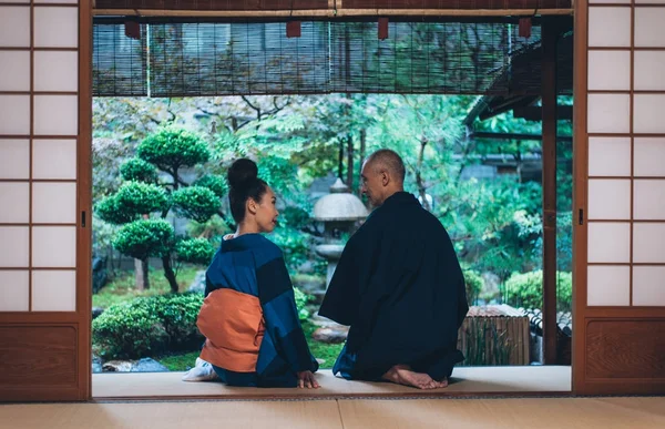 Casal sênior momentos de estilo de vida em uma casa japonesa tradicional — Fotografia de Stock