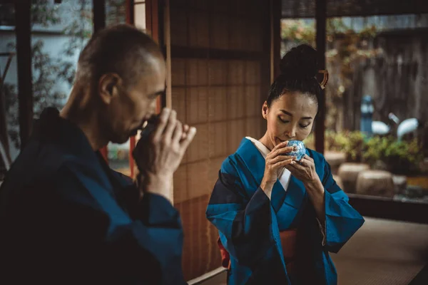 Старша пара моментів способу життя в традиційному японському будинку — стокове фото