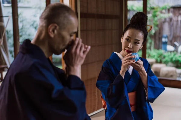 Casal sênior momentos de estilo de vida em uma casa japonesa tradicional — Fotografia de Stock