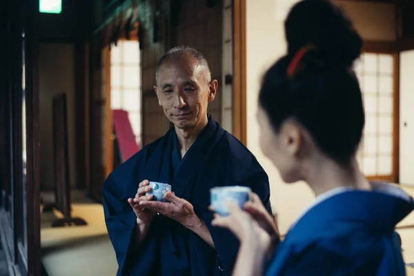 एक पारंपरिक जापानी घर में सीनियर जोड़ी जीवन शैली क्षणों — स्टॉक फ़ोटो, इमेज