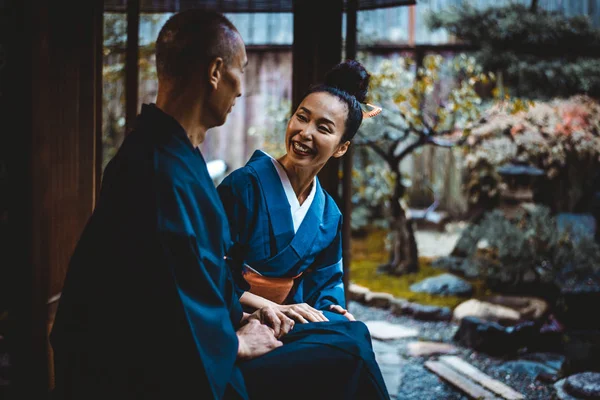 Стиль жизни пожилых пар в традиционном японском доме — стоковое фото