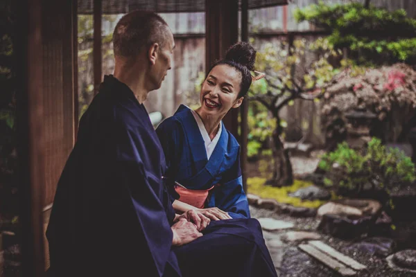 Casal sênior momentos de estilo de vida em uma casa japonesa tradicional — Fotografia de Stock