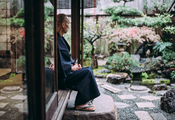 Homem japonês meditando em seu jardim — Fotografia de Stock