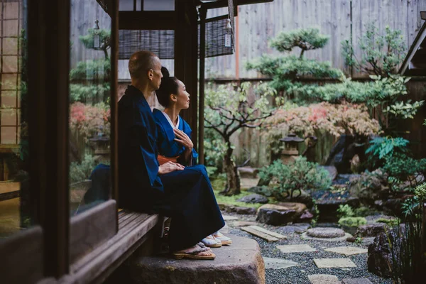 Ζευγάρι ανώτερος στιγμές τρόπου ζωής σε ένα παραδοσιακό ιαπωνικό σπίτι — Φωτογραφία Αρχείου