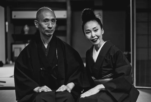 Senior pareja estilo de vida momentos en un tradicional japonés casa — Foto de Stock