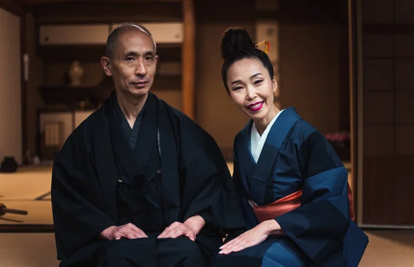 Casal sênior momentos de estilo de vida em uma casa japonesa tradicional — Fotografia de Stock