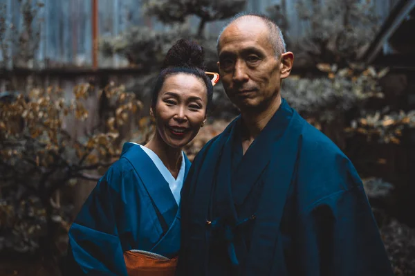 Casal sênior momentos de estilo de vida em uma casa japonesa tradicional — Fotografia de Stock