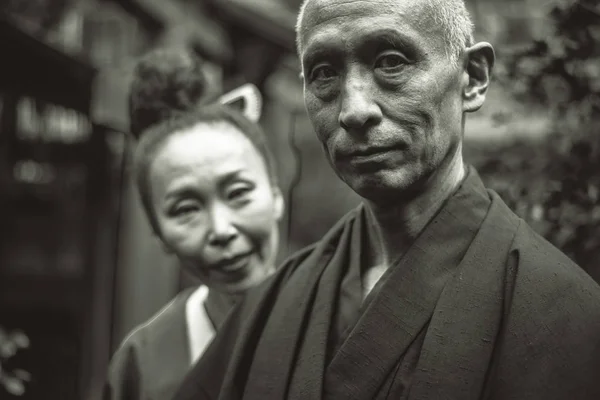 Casal sênior momentos de estilo de vida em uma casa japonesa tradicional — Fotografia de Stock