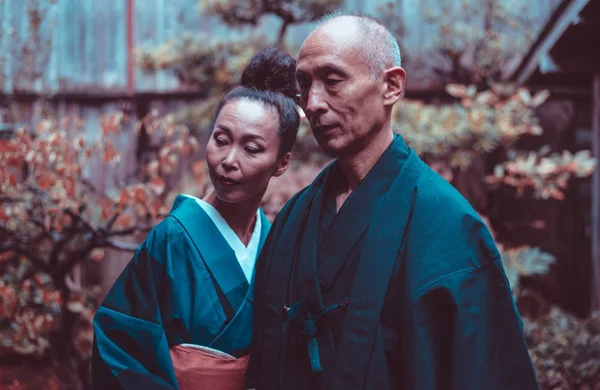 Casal sênior momentos de estilo de vida em uma casa japonesa tradicional — Fotografia de Stock