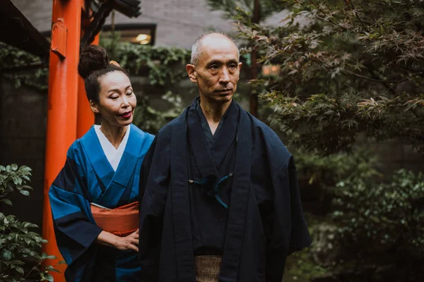 Стиль жизни пожилых пар в традиционном японском доме — стоковое фото