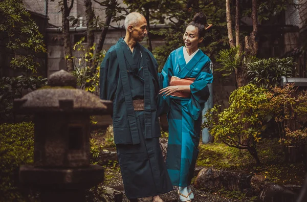 Старша пара моментів способу життя в традиційному японському будинку — стокове фото