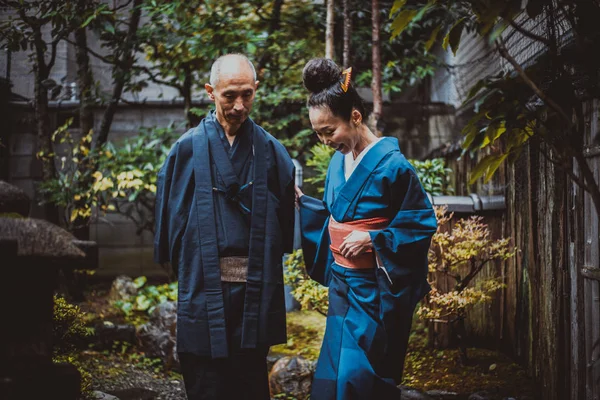 伝統的な日本家屋で年配のカップルのライフ スタイル瞬間 — ストック写真