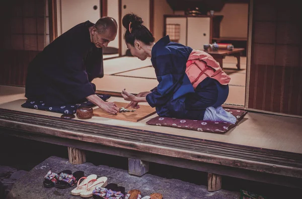 Senior pareja estilo de vida momentos en un tradicional japonés casa —  Fotos de Stock