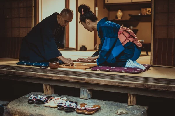 पारंपारिक जपानी घरात वरिष्ठ दोन जीवनशैली क्षण — स्टॉक फोटो, इमेज