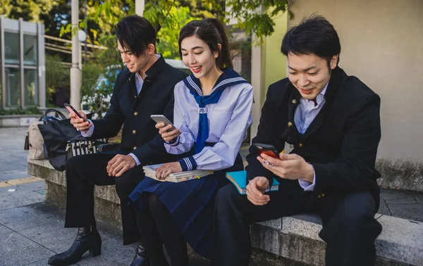 Group of japanese teenagers, lifestyle moments in a school day — Stock Photo, Image