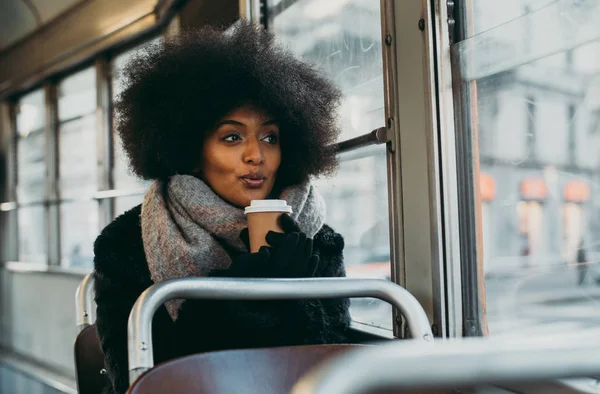 Vacker flicka med afro frisyr porträtt i den offentliga transpo — Stockfoto