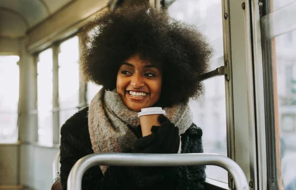 Vacker flicka med afro frisyr porträtt i den offentliga transpo — Stockfoto