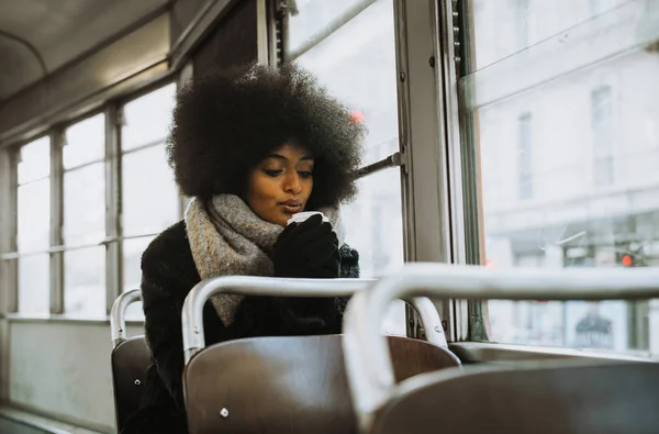 Vacker flicka med afro frisyr porträtt i den offentliga transpo — Stockfoto