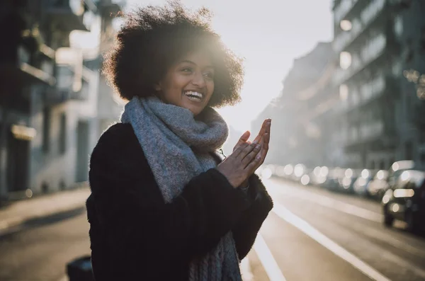 Vacker flicka med afro frisyr promenader på gatan — Stockfoto