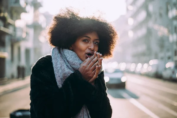 Vacker flicka med afro frisyr promenader på gatan — Stockfoto